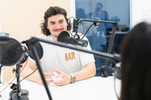 Samuel Kopmann spricht im Tonstudio ins Mikrofon.