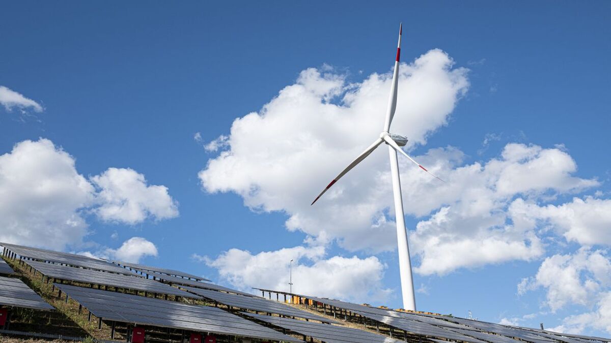 Windrad und Solaranlage