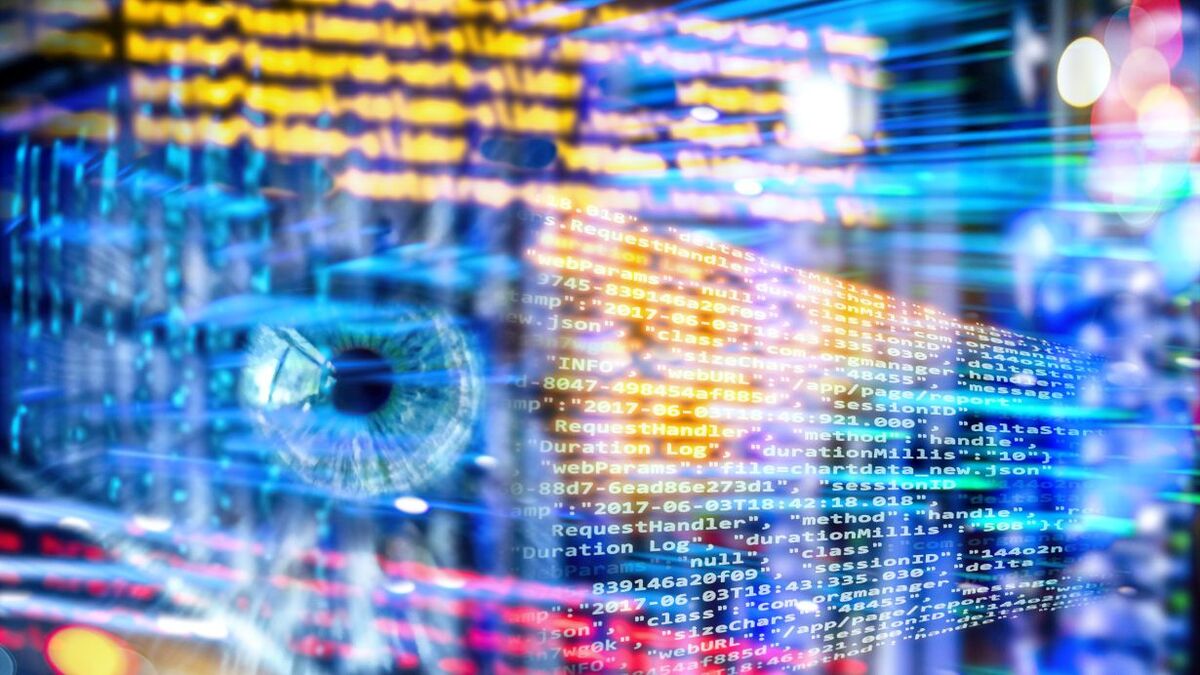 Auge spiegelt sich in einem Technik-Symbolbild