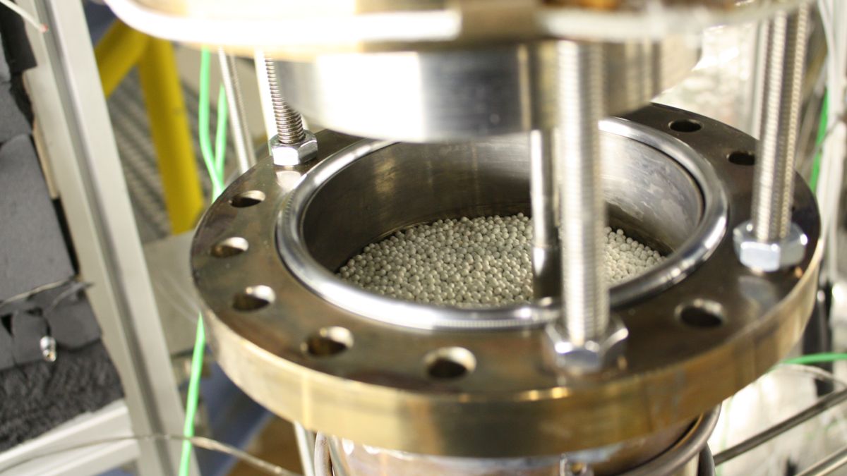 Wärmespeicher im Labormaßstab: Das Foto zeigt die Keramikkügelchen, welche die Wärme speichern
