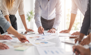 AI generated Gruppenarbeit im Meeting mit Präsentation
